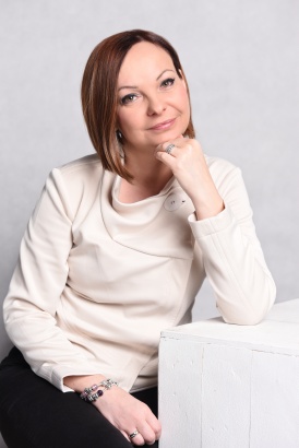 Benedek Szilvia portréja világos felsőben